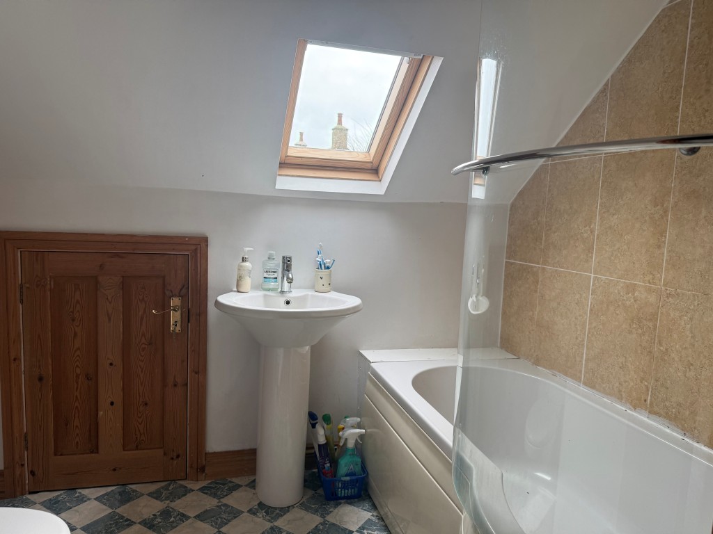 Lot: 118 - DETACHED HOUSE WITH ATTACHED ANNEXE GARDEN, GARAGE AND TWO DRIVES - Master ensuite bathroom